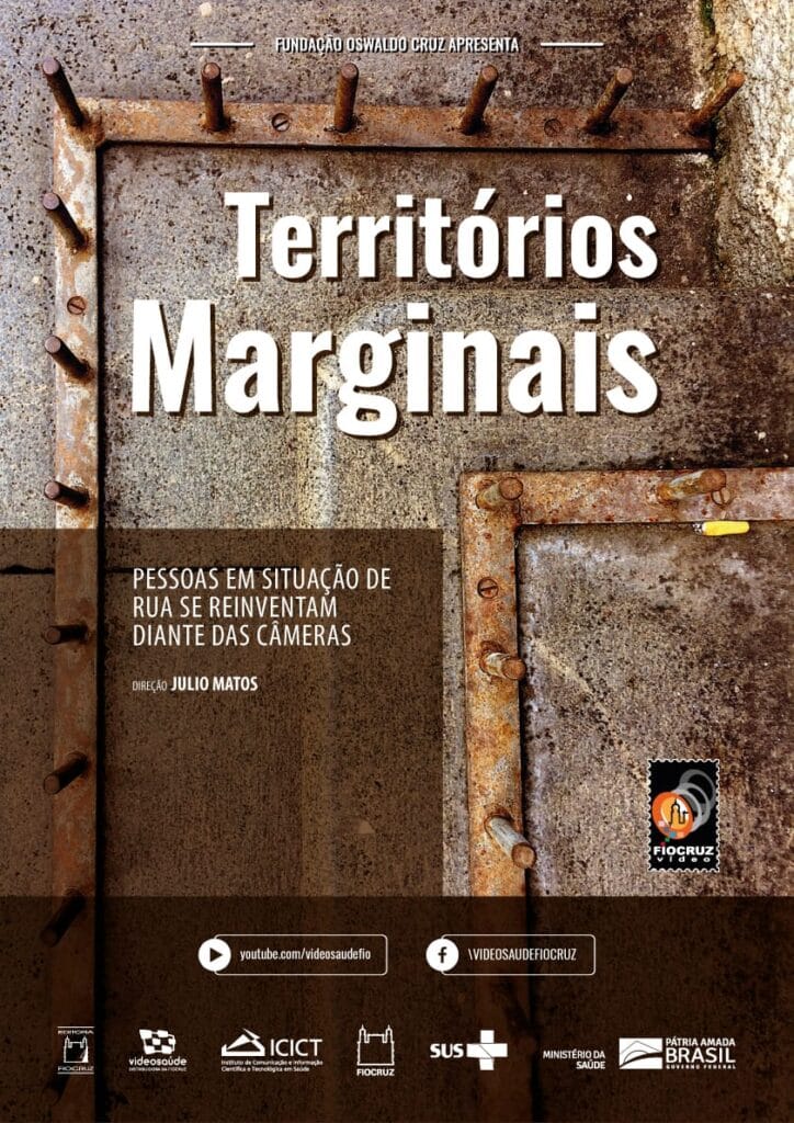 Cartaz do filme “Territórios Marginais”, escrito com letras brancas na parte superior da imagem. Ao fundo temos um recorte fotográfico de uma calçada com grades com pontas para cima, evitando que pessoas habitem o espaço. No centro, à esquerda, há o subtítulo da obra “Pessoas em situação de Rua se reinventam diante das Câmeras - Direção: Julio Matos”. No canto à esquerda há a logo da Fiocruz Vídeo, logo abaixo, com letras brancas temos o endereço de acesso deles no YouTube e Facebook. Na parte inferior da imagem temos os logos, em branco, das instituições patrocinadoras e apoiadoras.