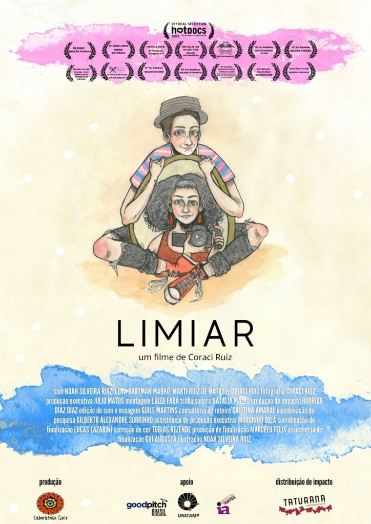 Pôster do filme "Limiar", com fundo em tons claros e textura de aquarela. Na parte superior, há uma faixa rosa com vários selos de premiações representados por coroas de louros. No centro, uma ilustração mostra duas pessoas desenhadas: uma jovem sentada no chão, com cabelo curto e usando um chapéu cinza. A moça está abraçada a um quadro ou espelho arredondado onde conseguimos visualizar uma outra moça, com cabelos grisalhos cacheados e óculos, segurando uma câmera fotográfica. Abaixo da ilustração, está o título "Limiar" em letras pretas, seguido do texto "um filme de Coraci Ruiz". Na parte inferior, uma faixa azul em aquarela exibe os créditos técnicos, e na base do pôster há logotipos de apoiadores e patrocinadores, incluindo "Taturana Mobilização Social" e outros parceiros.