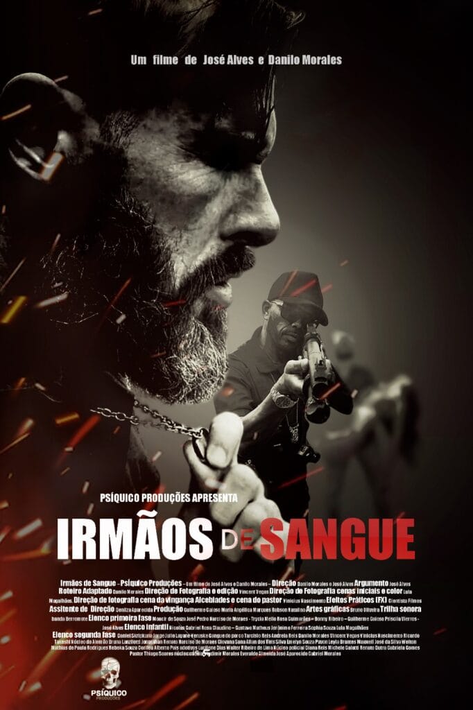 Cartaz do filme "Irmãos de Sangue". O destaque do cartaz é a imagem de um homem com barba de perfil, segurando o medalhão da corrente em seu pescoço, com expressão séria e sombras intensas no rosto, criando um clima dramático. Ao fundo, parcialmente desfocado, há outro homem apontando uma arma, usando boné e camisa preta, enfatizando uma atmosfera de tensão e ação. O título "Irmãos de Sangue" está centralizado na parte inferior, com "Irmãos" em branco e "de Sangue" em vermelho. No topo, lê-se: "Um filme de José Alves e Danilo Morales". Abaixo do título, há os nomes da equipe do projeto, em letras pequenas, e no canto inferior esquerdo está o logotipo da Psíquico Produções. O cartaz utiliza tons escuros, com detalhes em vermelho e faíscas alaranjadas flutuando, transmitindo um clima intenso e violento.