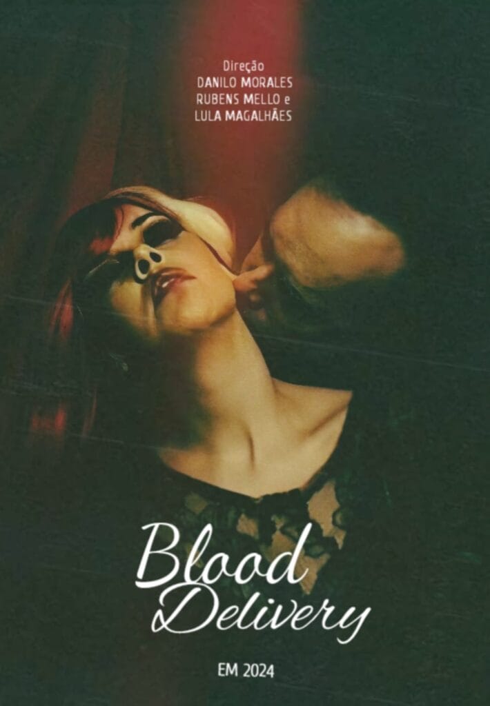 Cartaz do filme “Blood Delivery”. O destaque é a imagem de um homem com a boca no pescoço de uma mulher loira e vestida com uma roupa preta. Os olhos da mulher estão borrados com maquiagem preta e a boca borrada de batom. A imagem é escura e em tons de preto e vermelho. O título da obra está em branco, na parte inferior do cartaz e logo abaixo escrito “em 2024”. Na parte superior há o texto “Direção: Danilo Morales, Rubens Mello e Lula Magalhães.