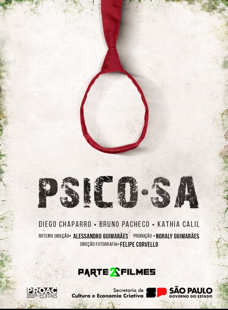 Cartaz do filme “Psico.SA”. A imagem central da obra é uma gravata vermelha de ponta cabeça, fazendo alusão a uma corda de enforcamento. No fundo da imagem temos um piso branco com bordas verdes de bolor. O título da obra está centralizado com letras grandes e pretas, logo abaixo temos os nomes principais da obra escritos: Diego Chaparro; Bruno Pacheco; Kathia Calil; Roteiro Direção: Alessandro Guimarães; Produção: Noraly Guimarães; Direção Fotografia: Felipe Corvello. Na parte inferior do cartaz há as logos dos apoiadores e patrocinadores do projeto como a Secretaria de Cultura e Economia Criativa do Governo do Estado de São Paulo.