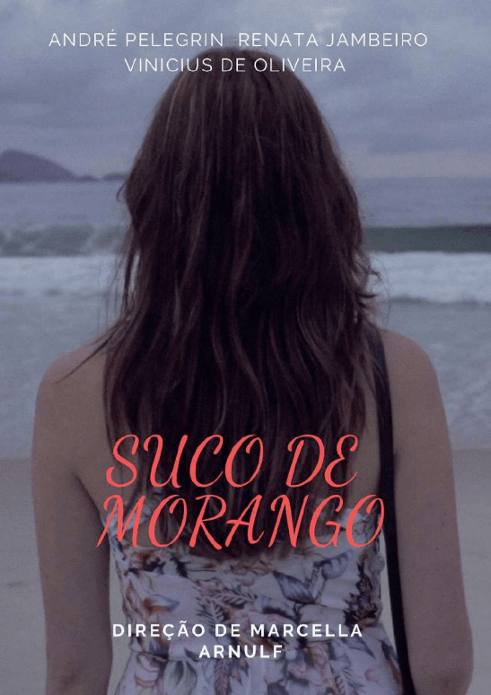 Cartaz do filme “Suco de Morango”. A imagem principal é as costas de uma mulher branca de cabelos compridos e negros, ela usa uma roupa branca com detalhes rosa, azul e preto, em seu ombro há uma bolsa preta pendurada. A mulher está na areia, de frente para o mar. O título da obra está escrito em vermelho e com letras grandes. Logo abaixo temos o texto “Direção de Marcella Arnulf” e na parte superior da imagem os nomes “André Pelegrin; Renata Jambeiro; Vinicius de Oliveira”, ambos escritos com letras brancas.