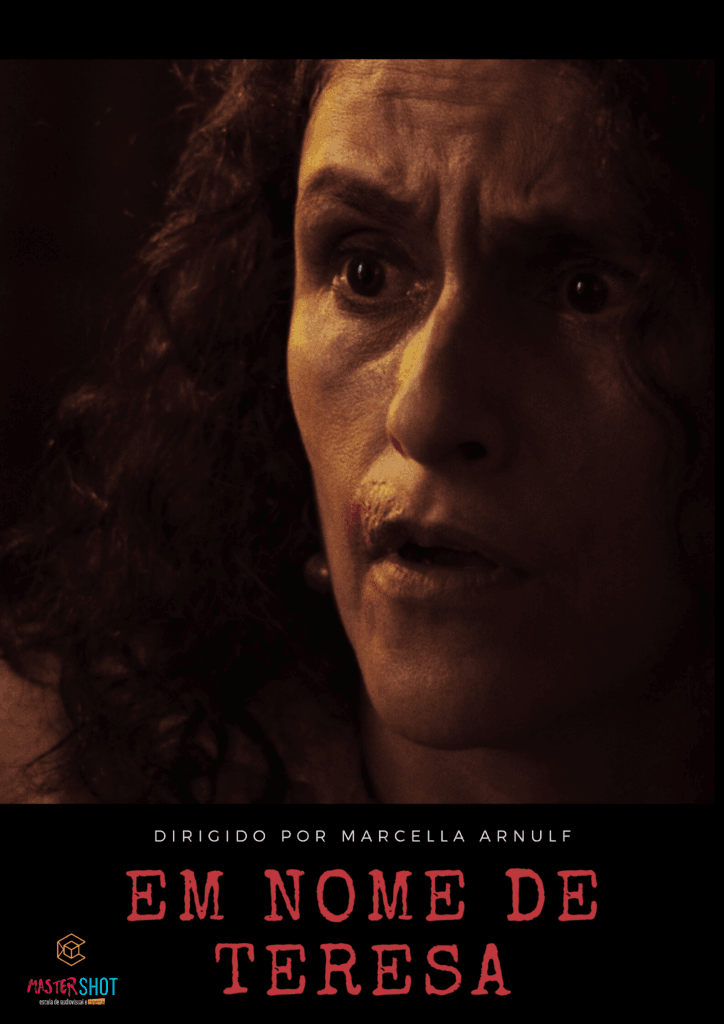 Cartaz do filme “Em nome de Tereza”. Tem como destaque a fotografia de uma mulher de cabelo encaracolado e com expressões de espanto. Logo abaixo, em uma faixa preta temos o título do filme e logo acima o texto “Dirigido por Marcella Arnulf. Na parte inferior à esquerda há a logo da produtora Matershot. A imagem é escura e com pouca luminosidade.