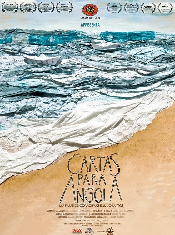 A imagem mostra o filme “Cartas para Angola”. Ao fundo apresenta uma paisagem à beira mar, uma praia formada por lençois brancos, papeis de caderno amassados e tingidos de azul em várias tonalidades, para formarem o mar e barcos de papel. Na parte superior o cartaz traz prêmios e festivais do filme, logo abaixo em letras miúdas, é apresentado a equipe e patrocinadores do projeto.